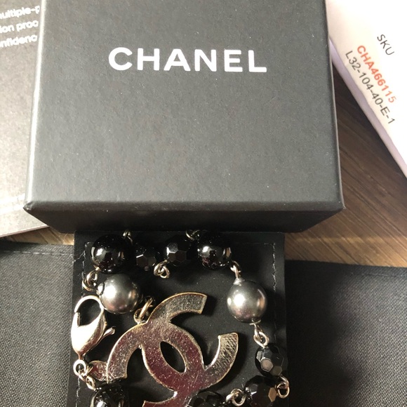 CHANEL-AUTHENTIC 2010 Resin & Faux Pearl BRACELET - Picture 3 of 12